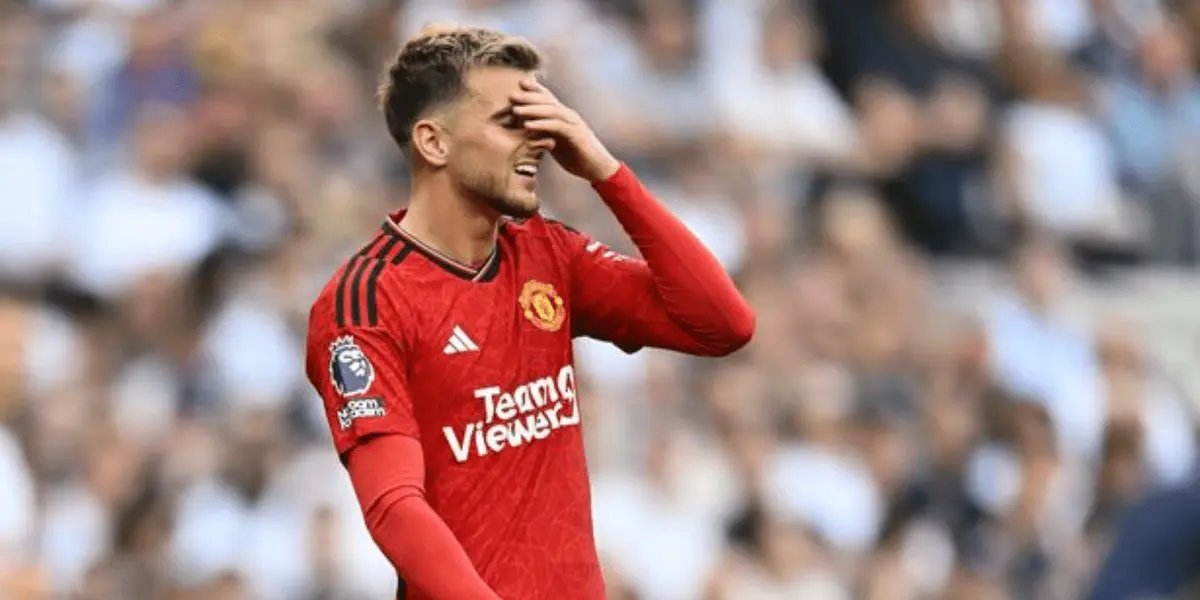 The English midfielder would not have a great start with the Red Devils